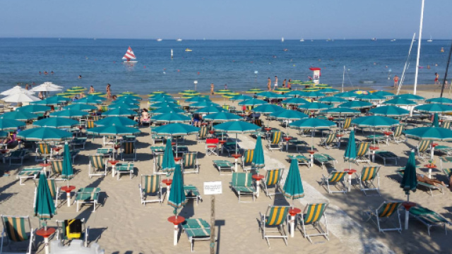 Stabilimento balneare rifiuta ospiti malati di Aids