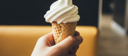 Detienen a una joven por lamer un helado y devolverlo a su estante