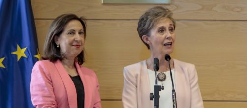 Paz Esteban se dirige a los medios de comunicaci&oacute;n acompa&ntilde;ada de la Ministra de Defensa.