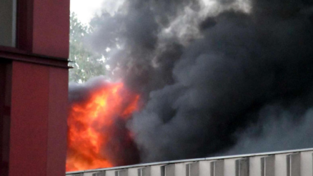 Milano, brucia un capannone di deposito per rifiuti speciali: nessun ferito