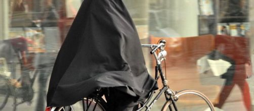 Entra en vigor la prohibici&oacute;n del burka en Holanda