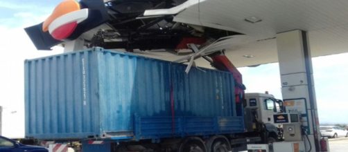 Un cami&oacute;n choca contra una gasolinera en Barcelona