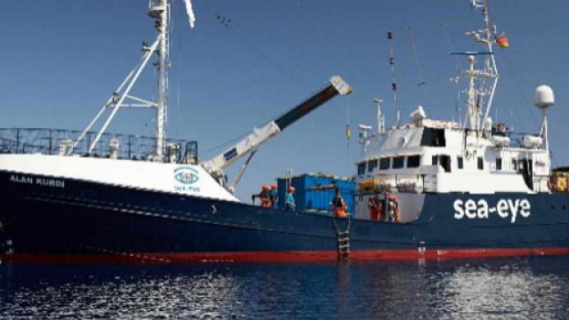 La nave Alan Kurdi della Ong Sea Eye in rotta su Lampedusa