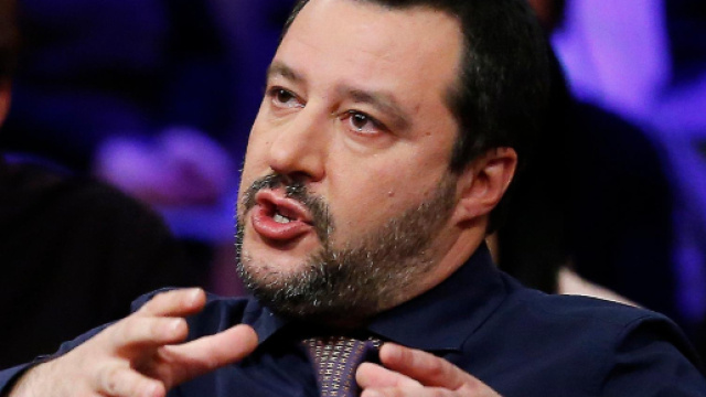 Salvini a nervi tesi: attacca una rom chiamandola zing...a, scintille con la Germania per la Alan Kurdi.