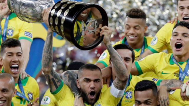 Dani Alves, el mejor jugador de la Copa Am&eacute;rica que le iba donar ... - semana.com