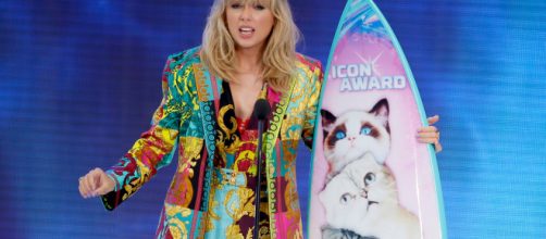 Taylor Swift llega con resaca a recoger un premio