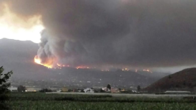 Isole Canarie, incendio devasta Gran Canaria, distrutti mille ettari di bosco, mille le persone evacuate