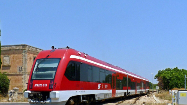 Lecce, ragazzo travolto da un treno a Maglie: &egrave; vivi ma ha perso una mano
