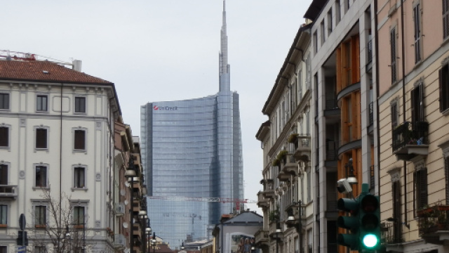 Milano, donna aggredita con un coccio di bottiglia in Largo la Foppa