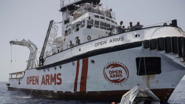 Open Arms, la nave ferma da 11 giorni in mare con 151 migranti a bordo