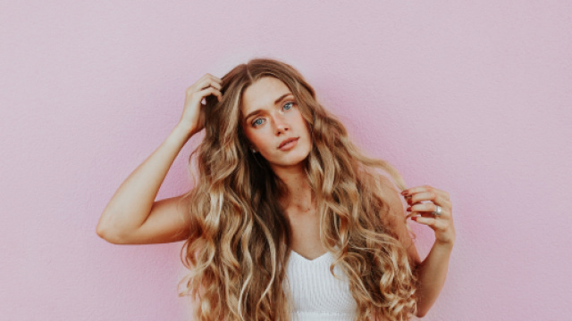 Tagli di capelli: le beach waves nell'estate 2019