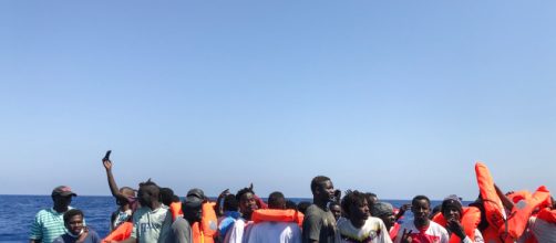 El Ocean Viking logra salvar la vida a 105 inmigrantes m&aacute;s y a bordo ya hay 356 personas