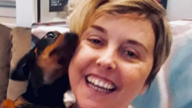 Addio a Nadia Toffa, morta a 40 anni uccisa dal cancro. Qui, sorridente, in uno degli ultimi selfie su Instagram con la cagnolina Tot&ograve;