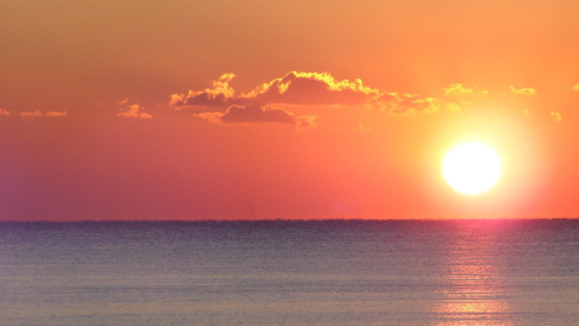 Paesaggio, tramonto in mezzo al mare