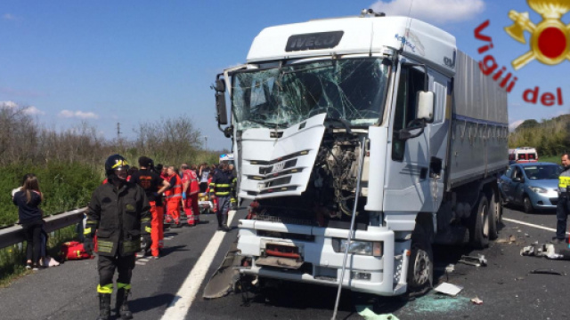 Pesaro, mezzo pesante travolge auto: ferito gravemente un bimbo