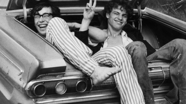 Due ragazzi in coda verso Woodstock