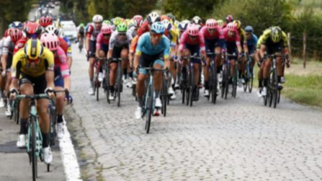 Il gruppo nella terza tappa del BinckBank Tour