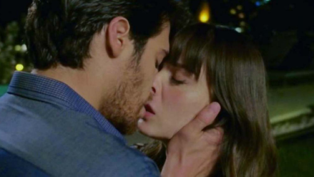 Ferit e Nazli si abbandonano alla passione