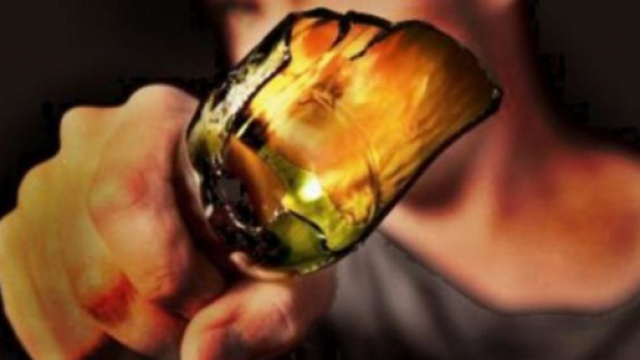 Ischia, aggressione a colpi di bottiglia dopo serata in discoteca: ferita al volto 22enne