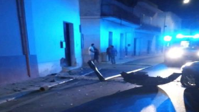 Lecce, incidente stradale a Guagnano: due ventenni finiscono contro palo della luce