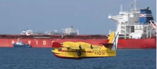 Firefighting aircraft battle blazes in Gran Canaria, 2019 (forest fire). [Image Source: Your Gran Canaria/YouTube]