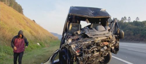 Van ficou com a frente toda destru&iacute;da. (Reprodu&ccedil;&atilde;o/TV Tem)