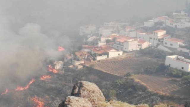 Spagna, un altro grosso incendio devasta l'isola di Gran Canaria: evacuati in 5.000