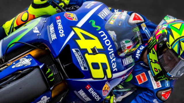 Valentino Rossi in sella alla sua Yamaha YZR-M1