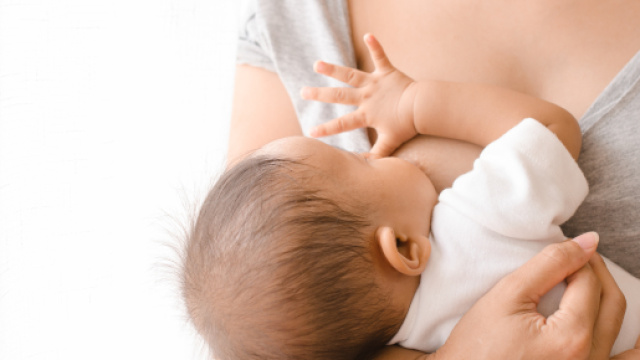 Allattamento al seno: va bene anche in spiaggia.