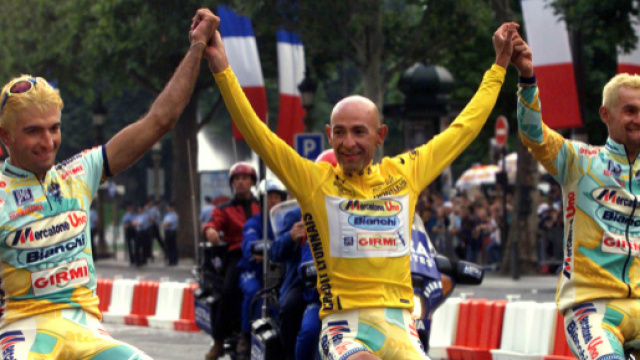 Marco Pantani portato in trionfo al Tour del 1998