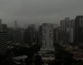Fumaça de queimadas e frente fria fazem o céu escurecer em São Paulo