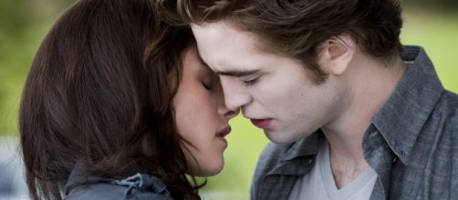 Ap&oacute;s a atriz ser flagrada traindo o ator, Kristen Stewart e Robert continuaram juntos. (Reprodu&ccedil;&atilde;o/Blasting News)