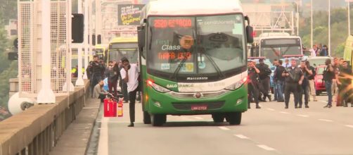 Homem portava uma pistola de brinquedo. (Reprodu&ccedil;&atilde;o/ TV Globo).