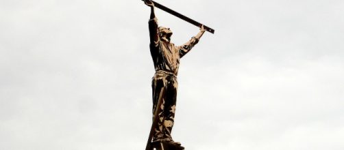 Venice will be seeing a lot of Jan Fabre's, 'The Man who Measures the Clouds.' [Image source: Wikipedia Commons/Jean Melis]