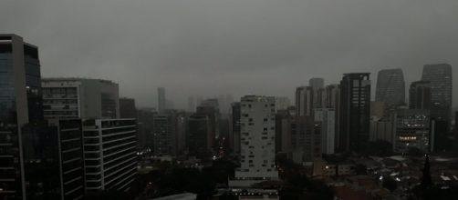 Queimadas e frente fria provocam escurecimento do c&eacute;u em S&atilde;o Paulo. (Reprodu&ccedil;&atilde;o/Twitter/@leandromota_)