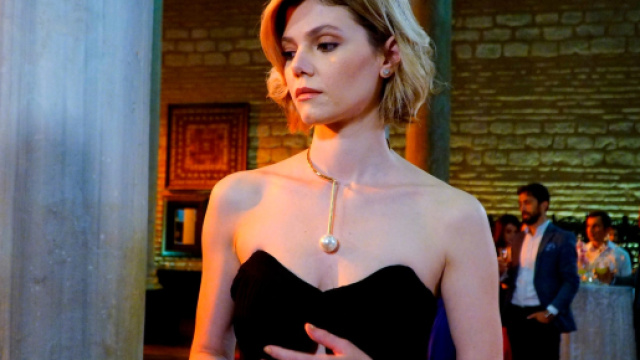 Bitter Sweet anticipazioni 23 agosto: Demet ripresa mentre uccide Tahir