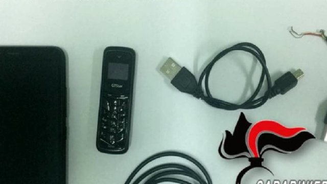Brindisi, perseguita la ex moglie dal carcere con un telefonino: due arresti