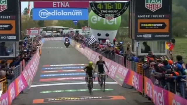 L'arrivo di Chaves e Yates sull'Etna al Giro d'Italia dello scorso anno