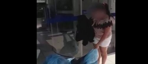 Mulher levou roupa do marido para ag&ecirc;ncia banc&aacute;ria depois de descobrir trai&ccedil;&atilde;o. (Reprodu&ccedil;&atilde;o)