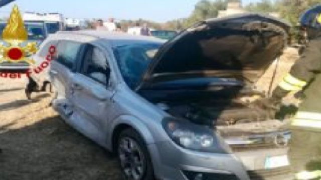 Brindisi, incidente all'incrocio tra due strade provinciali: due persone in ospedale