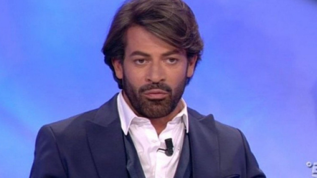 Sperti smaschera Serpa e pubblica foto del 2011 mentre massaggiava Mora