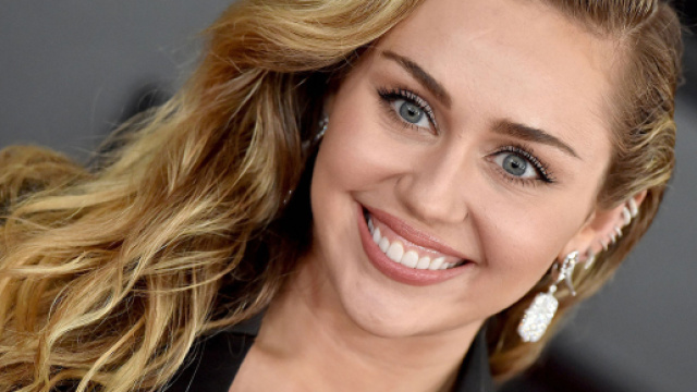 Miley Cyrus parla del divorzio e nega i tradimenti