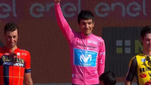 Richard Carapaz sul podio finale del Giro d'Italia