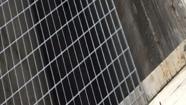 Roma, cede una grata su un marciapiede: una ragazza di 17 anni cade nei garage sottostanti