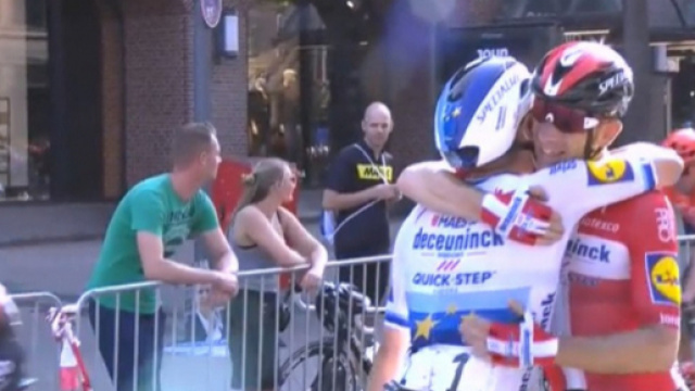 L'abbraccio tra Viviani e Morkov al termine della corsa.