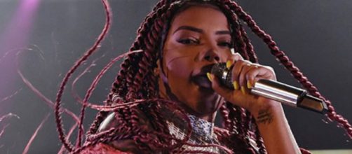 A cantora foi atingida durante a apresenta&ccedil;&atilde;o e revidou. ( Reprodu&ccedil;&atilde;o/ Instagram/ @ludmilla)