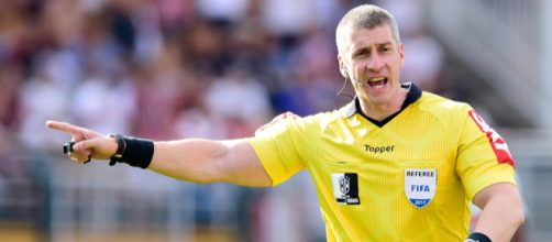 &Aacute;rbitro ga&uacute;cho resolveu ter uma atitude inusitada no jogo do &uacute;ltimo domingo (25). (Arquivo Blasting News)