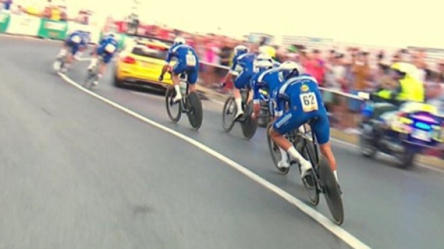 L'ammiraglia della Jumbo Visma danneggia i corridori della Deceuninck Quickstep