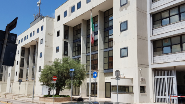 Brindisi, esce di casa per conferire la spazzatura e viene centrato da un proiettile