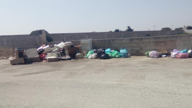 Tuturano, immondizia 'conferita' per strada, Ecotecnica pubblica un video